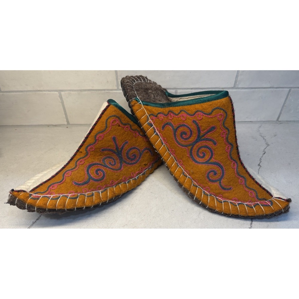 NWOB Kyrgyz Kazakhstan Felt Slippers Pointed Toe Embroidered Wool House Shoes M9